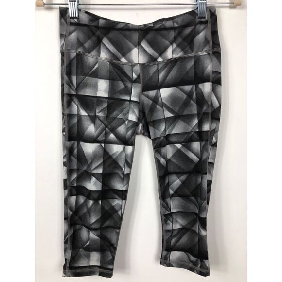 Athleta Diamond Chaturanga Knocker Capri pant, size small - Picture 2 of 10